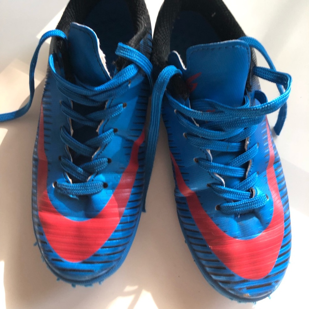 Little kids indoor soccer shoes gently worn